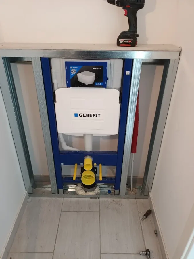 Spülkasten in Wand, noch ohne Fliesen