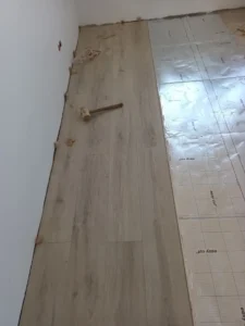 Laminat der verlegt wird